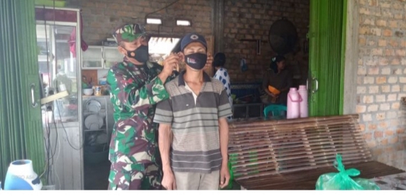 Komsos dan Bagikan Masker, Ini Pesan Babinsa Koramil 09/Muardua Kisam Kepada Warga