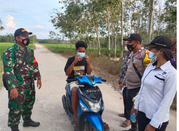 Terapkan PPKM, Babinsa Koramil 14/SS III dan Bhabinkamtibmas Patroli Bersama