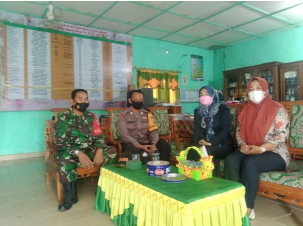 Babinsa Koramil 08 Muardua Koordinasi dengan Pihak Puskesmas Jelang Pelaksanaan Vaksinasi Di Desa Binaan