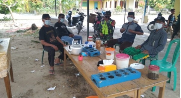 Komsos, Cara Babinsa Desa Minanga Besar Ingatkan Warga Patuhi Prokes Covid – 19