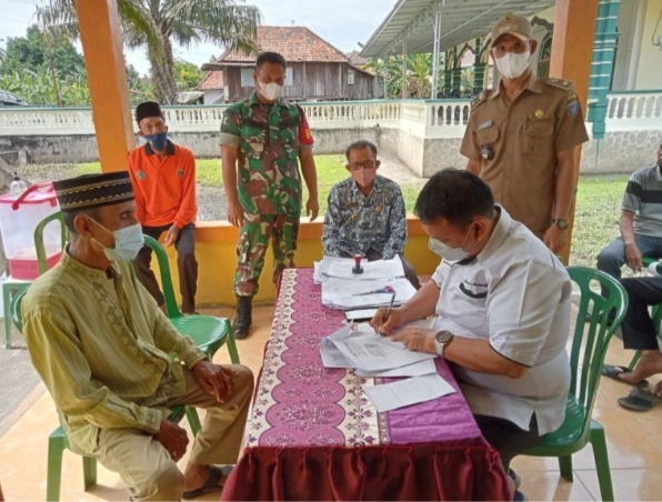Babinsa Koramil 403-06/Cempaka Siap Siaga Monitoring Vaksinasi Massal