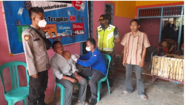 Babinsa Koramil 08 Muardua Monitoring Pelaksanaan Vaksinasi Di Desa Binaannya