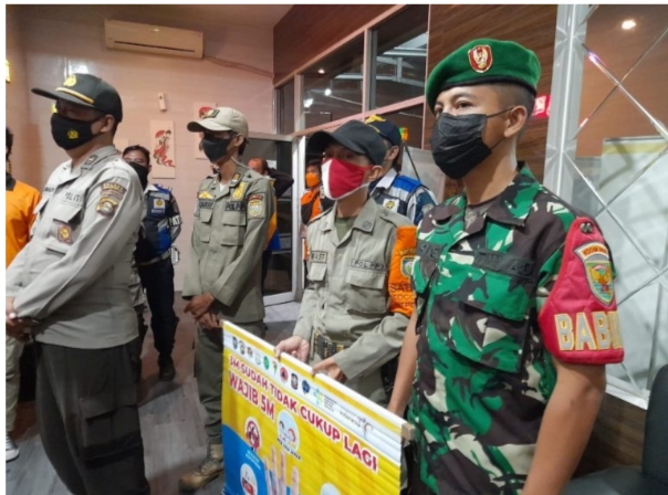 Tingkatkan Kesadaran Masyarakat di Masa PPKM Koramil 12/Baturaja Patroli Malam