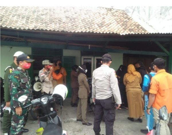 Level Dua PPKM, Babinsa Koramil 13/Lubuk Batang Tetap Laksanakan Patroli Dan Bagikan Masker Kepada Masyarakat