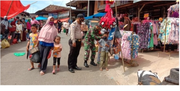Babinsa dan Bhabinkamtibmas Muaradua Kisam, Tegakkan Prokes di Pasar Tradisional