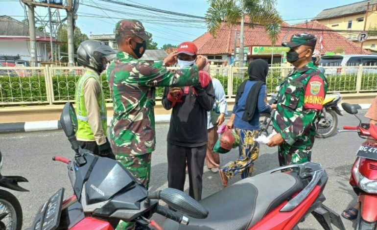 Babinsa Koramil 03 Martapura Laksanakan Patroli Pemberlakuan Pembatasan Kegiatan Masyarakat (PPKM) Dan Himbauan Prokes