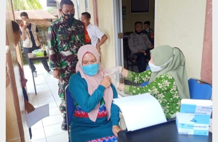 Babinsa Koramil 406-03/Muara Rupit Sertu Ade Arifin Pantau Vaksinasi Covid-19 di MTS Karang Jaya