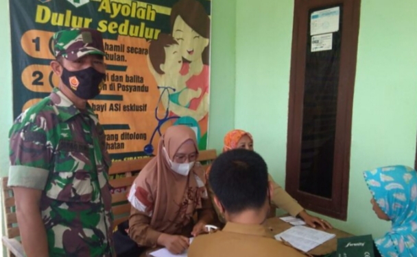 Babinsa Koramil 406-05/Muara Kelingi Monitoring Pelaksanaan Vaksinasi Covid-19 Tahap II
