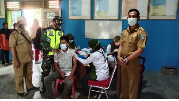 Babinsa Cempaka Bersama Tiga Pilar Bantu Kelancaran Vaksinasi di Desa Minanga Besar