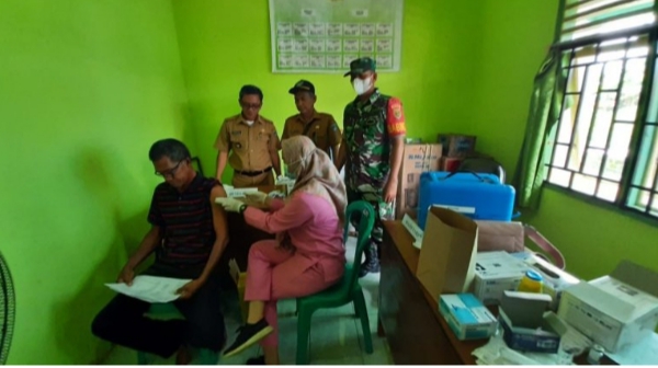 Babinsa Koramil 06/Cempaka Laksanakan Pengawasan Vaksinasi yang di lakukan Nakes di Desa Binaan