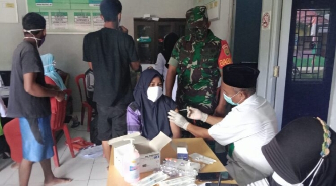 Babinsa Sumberharta Dampingi Pelaksanaan Vaksinasi Dalam Mencapai