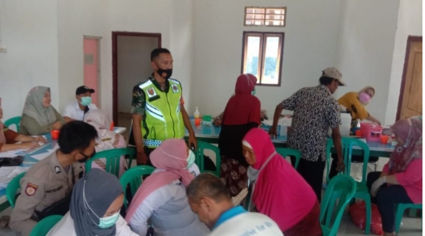 Babinsa Koramil 08/Muaradua Terus Lakukan Pengawalan Vaksinasi di Wilayah