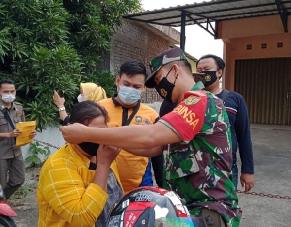 Patroli PPKM, Babinsa Koramil 403-02/Peninjauan Bagikan Masker