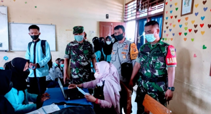 Danramil 404-07 Monitoring Vaksinasi 368 Pelajar SMA Negeri 1 Ujan Mas