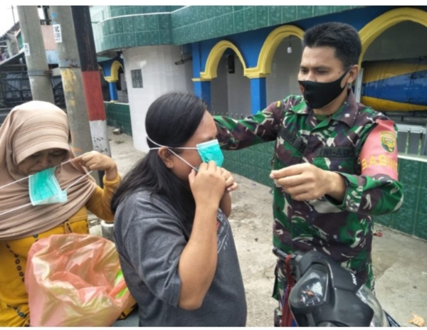 Babinsa Koramil 07/Simpang Bersama Tim Satgas Covid-19 Bagikan Masker di Jalan Lintas Muardua