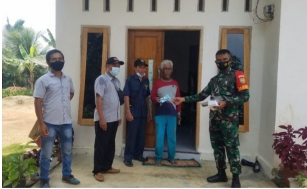 Babinsa Koramil 406-09/Terawas Bersama Perangkat Desa Bagikan Masker Gratis
