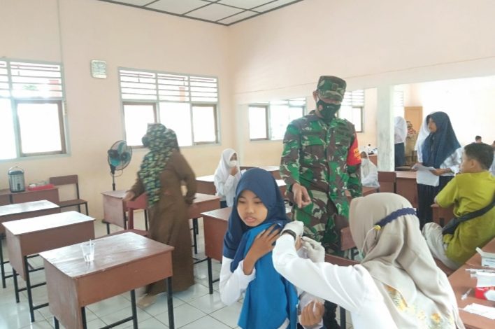 Babinsa Koramil 406-04/Muara Lakitan Serda Simanjuntak Dampingi Pelaksanaan Vaksinasi Ffezer Tahap Satu Di SMP N Marga Baru