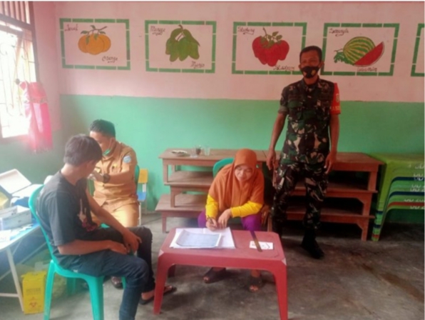 Babinsa Koramil 403-08/Muardua Berikan Pengamanan Saat Vaksinasi Masyarakat Pelangki