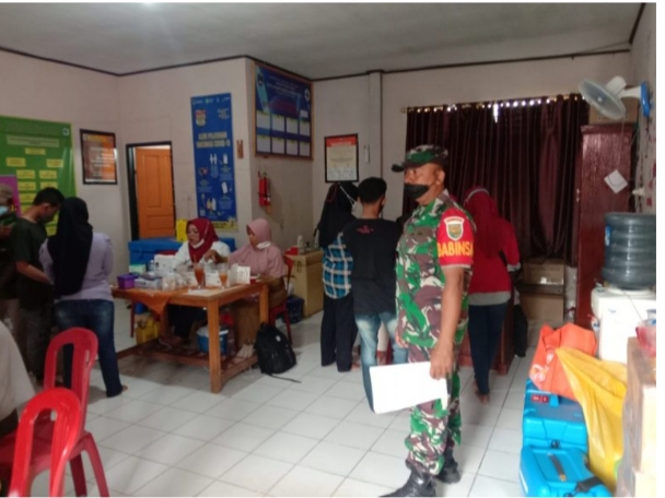 Monitoring Pelaksanaan Vaksinasi oleh Babinsa Koramil 403-03/Martapura