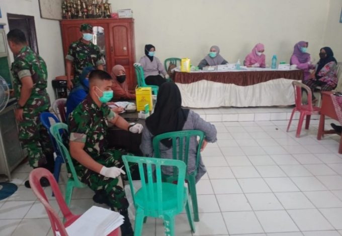Koramil Sukarami Kodim Palembang Laksanakan Vaksinasi di Kantor Lurah Sukajaya
