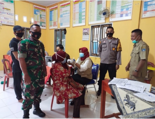 Babinsa Sertu A. Jalil Gencarkan Percepatan Vaksinasi Di Kecamatan Belitang II