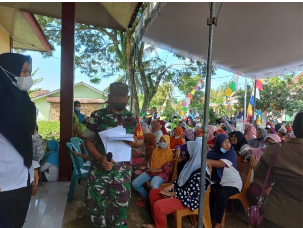 Babinsa Serda Zainuri Pantau Langsung Vaksinasi Tahap Satu Dan Tahap Dua