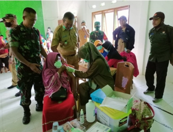 Babinsa Pulau Beringin mendukung dan mendampingi percepatan vaksinasi di wilayah binaan
