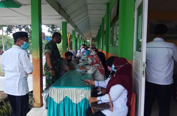 Babinsa Koramil 406-09/Terawas Dampingi Vaksin SMA Negeri Selangit