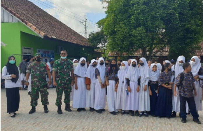 Jemput Bola, Koramil 404-02 Prabumulih Gelar Vaksinasi di Sekolah YB