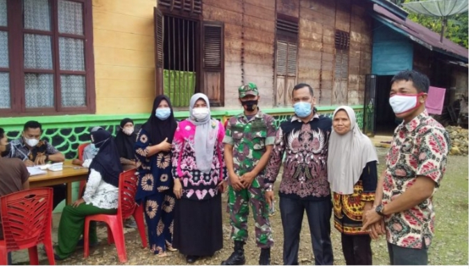 Dukung Percepatan Vaksinasi, Batuud dan Dua Babinsa Koramil 406-09/Terawas Lakukan Pendampingan