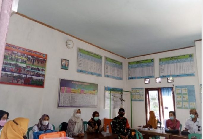 Monitoring Pelaksanaan Vaksinasi Bagi Pelajar Kembali Diberikan Babinsa Koramil 406-05/Muara Kelingi