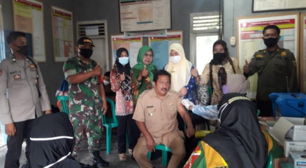 Babinsa Belitang II Lakukan Pendampingan Gencarkan Percepatan Vaksinasi