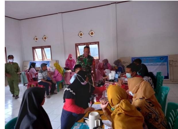 Babinsa Koramil 11/Pulau Bering Melaksanakan Pendampingan Vaksinasi Tahap 1 Dan Tahap II