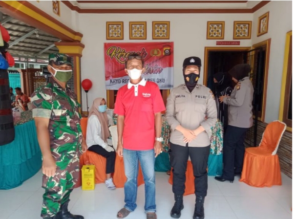 Babinsa Koramil 12/Baturaja Bersama Personel Polsek Monitoring Percepatan Vaksinasi Bagi Masyarakat