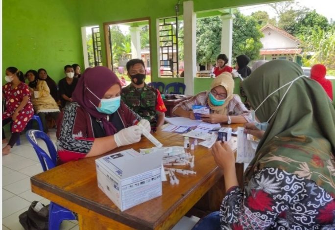Babinsa Koramil 406-05/Muara kelingi Monitor kegiatan Vaksinasi Covid 19 Desa binaan