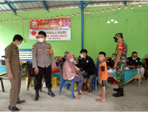 Pastikan Berjalan Lancar Babinsa Koramil 02/Peninjauan Terus Kawal Vaksinasi di Wilayah