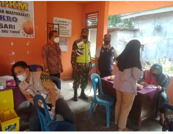 Babinsa Koramil 15/Belitang II Monitoring dan Pendampingan Percepatan Vaksinasi diwilayah Binaan