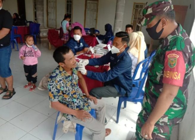 Koramil 402-09/Mesuji kerahkan Babinsa pendampingan Tim Vaksin Puskesmas Untuk Sukseskan Percepatan Vaksinasi