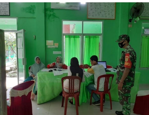 Babinsa Serma Roni Monitoring dan pendampingan percepatan Vaksinasi diwilayah Binaan