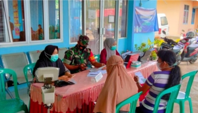 Babinsa Koramil 402-07/Indralaya Monitoring Langsung Pemberian Vaksin Massal Tahap I dan II