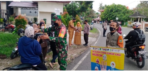 Level Dua PPKM, Babinsa Koramil 02/Peninjauan Tetap Laksanakan Patroli Dan Bagikan Masker Kepada Masyarakat