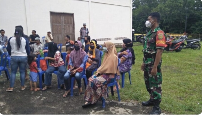 Babinsa Koramil 402-07/Indralaya Kawal Vaksinasi di Puskesmas Desa Meranjat 1