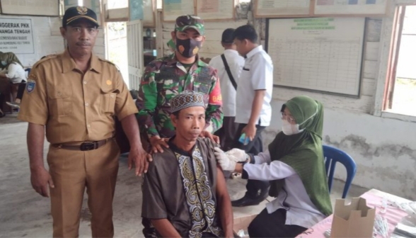 Babinsa Koramil 06/Cempaka Dampingi Serbuan Vaksin