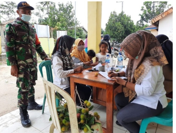 Babinsa Koramil 05/Buay Madang Dampingi dan Pantai Vaksinasi