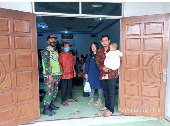 Pam Ibadah Malam Natal, Babinsa Koramil 403-15/Belitang II Tetap Beri Himbauan Prokes Seluruh Jema’at Yang Hadir