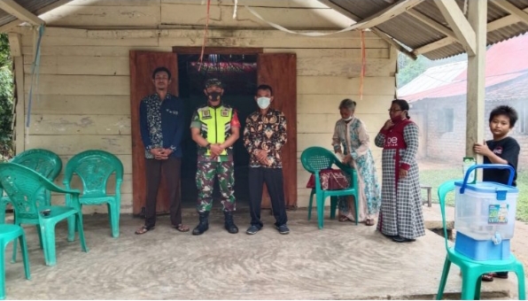 Babinsa Koramil 06/Cempaka Bersinergi Dengan Bhabinkamtibmas Pastikan Perayaan Natal Berjalan Aman