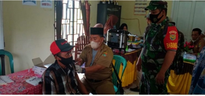 BABINSA KORAMIL 406-05/MUARA KELINGI DAMPINGI KEGIATAN VAKSINASI