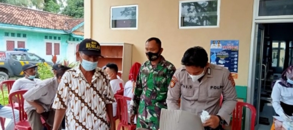 Personel Babinsa 05/Buay Madang Monitoring Percepatan Vaksinasi bagi Masyarakat