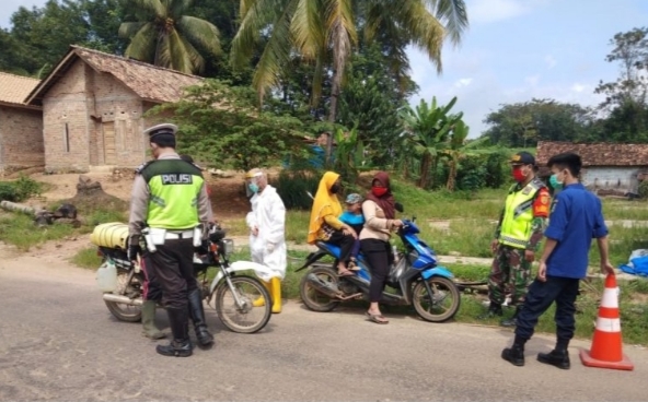 Babinsa Berikan Edukasi dan Sosialisasi Prokes Kepada Warga di Wilayahnya