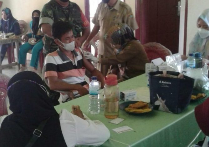 Babinsa Pantau Kegiatan Vaksinasi Warga Desa Taba Remanik